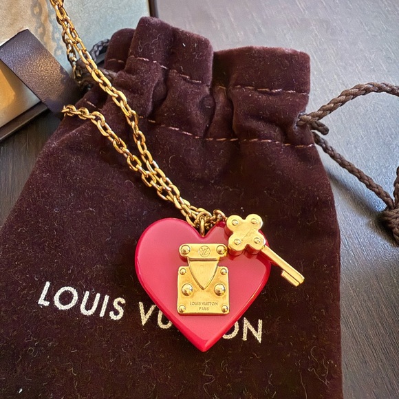 Louis Vuitton Pendentif Lock Me Pendant Necklace - Picture 11 of 11